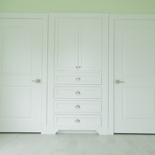 Diseño de armario y vestidor clásico con armarios con paneles empotrados y puertas de armario amarillas