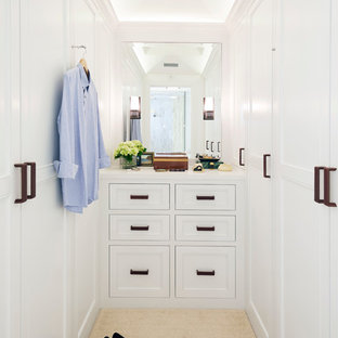 Idee per una cabina armadio unisex chic con ante con riquadro incassato, ante bianche e pavimento beige