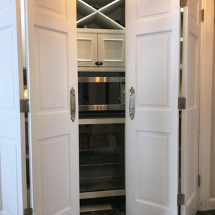 Imagen de armario vestidor unisex, de estilo de casa de campo, pequeño, con armarios con rebordes decorativos, puertas de armario grises, suelo de mármol y suelo multicolor