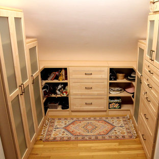 Immagine di una cabina armadio unisex american style di medie dimensioni con ante in stile shaker, ante in legno chiaro e parquet chiaro