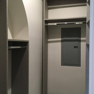 Idee per una piccola cabina armadio unisex minimalista con ante lisce, ante grigie, pavimento con piastrelle in ceramica e pavimento grigio