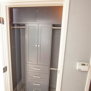 Diseño de armario de hombre, contemporáneo, pequeño, con armarios estilo shaker, puertas de armario grises, suelo de corcho y suelo gris