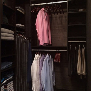 Diseño de armario vestidor de hombre, actual, pequeño, con armarios abiertos, puertas de armario de madera en tonos medios y suelo de madera en tonos medios