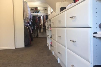 Imagen de armario vestidor unisex clásico con armarios con paneles lisos y puertas de armario blancas