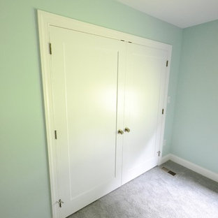 Foto di una cabina armadio unisex tradizionale di medie dimensioni con ante con riquadro incassato, ante bianche e moquette