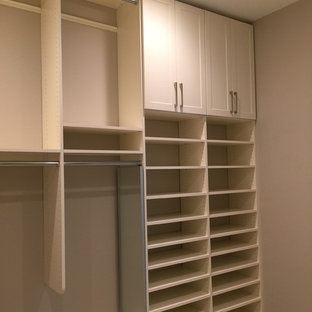 Esempio di una cabina armadio unisex tradizionale di medie dimensioni con ante in stile shaker, ante bianche, parquet chiaro e pavimento beige