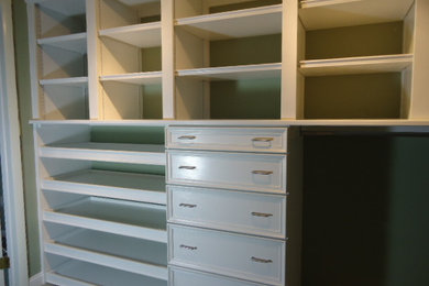 Diseño de armario vestidor unisex clásico de tamaño medio con armarios con paneles lisos, puertas de armario blancas y moqueta