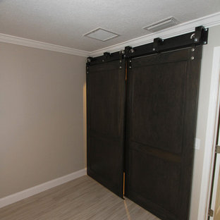 Esempio di armadi e cabine armadio chic con ante con riquadro incassato, ante in legno bruno e pavimento in gres porcellanato