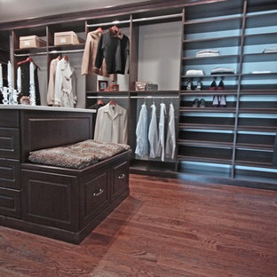 Foto de armario vestidor unisex, clásico renovado, extra grande, con armarios con paneles con relieve, puertas de armario marrones, suelo de madera en tonos medios y suelo marrón