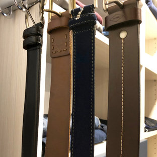 Diseño de armario vestidor unisex, clásico renovado, de tamaño medio, con armarios con paneles lisos, suelo de madera en tonos medios, suelo marrón y puertas de armario negras