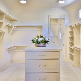 Ejemplo de armario vestidor unisex, clásico, extra grande, con armarios con paneles empotrados, puertas de armario beige, suelo de baldosas de cerámica y suelo blanco