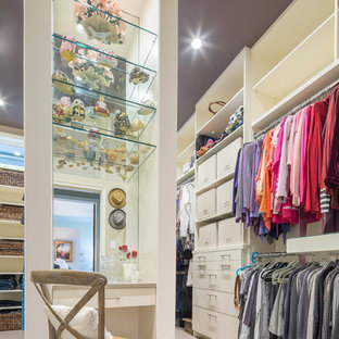 Foto på ett stort eklektiskt walk-in-closet för kvinnor, med släta luckor, vita skåp och heltäckningsmatta