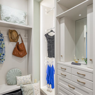 Idee per una grande cabina armadio unisex tradizionale con ante con riquadro incassato, ante bianche e moquette