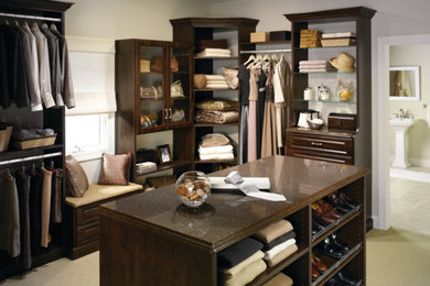 Ejemplo de armario vestidor tradicional con armarios con paneles con relieve