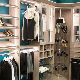 Bild på ett litet funkis walk-in-closet för könsneutrala, med luckor med glaspanel och skåp i ljust trä
