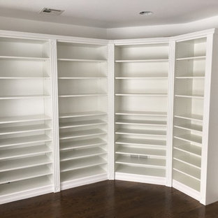Immagine di uno spazio per vestirsi per donna stile marinaro di medie dimensioni con nessun'anta, ante bianche e parquet scuro