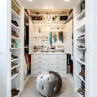Cette photo montre un petit dressing chic pour une femme avec un placard avec porte à panneau surélevé, des portes de placard blanches et moquette.