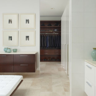 Idee per uno spazio per vestirsi design con ante in legno bruno e pavimento in travertino