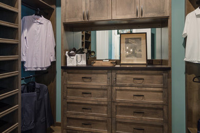 Modelo de armario vestidor de hombre clásico renovado de tamaño medio con armarios estilo shaker y puertas de armario de madera oscura