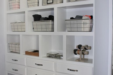Imagen de armario unisex tradicional renovado de tamaño medio con armarios abiertos, puertas de armario blancas, suelo de madera oscura y suelo marrón
