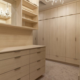 Idee per una grande cabina armadio unisex shabby-chic style con ante lisce, ante in legno chiaro, moquette e pavimento grigio