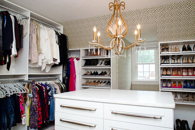 Foto de armario vestidor de mujer romántico grande con armarios abiertos, puertas de armario blancas y suelo de madera oscura
