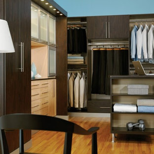 Diseño de armario vestidor unisex, clásico, grande, con armarios con paneles lisos, puertas de armario de madera en tonos medios y suelo de madera clara