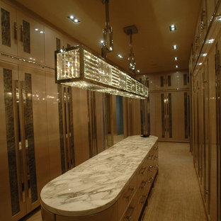 Modelo de armario vestidor de mujer, tradicional renovado, grande, con armarios con paneles lisos, puertas de armario beige y moqueta
