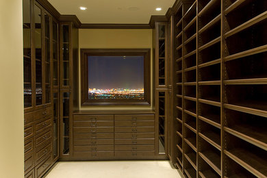 Imagen de armario vestidor unisex contemporáneo grande con armarios abiertos, puertas de armario de madera en tonos medios y moqueta
