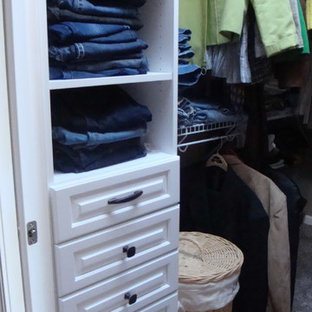 Diseño de armario vestidor unisex, bohemio, grande, con armarios con paneles con relieve, puertas de armario blancas y moqueta