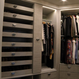 Esempio di una cabina armadio per donna minimal di medie dimensioni con ante lisce, ante in legno chiaro, pavimento in gres porcellanato e pavimento multicolore