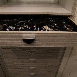 Ispirazione per una cabina armadio per donna minimal di medie dimensioni con ante lisce, ante in legno chiaro, pavimento in gres porcellanato e pavimento multicolore