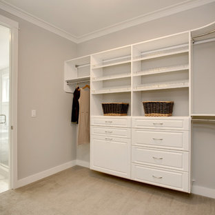 Inspiration för amerikanska walk-in-closets, med luckor med upphöjd panel, vita skåp och heltäckningsmatta