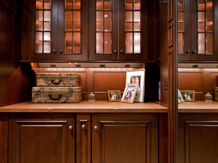 Dressing Area - Traditional Closet