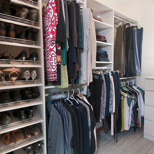 Foto de armario vestidor unisex, moderno, pequeño, con armarios con paneles lisos, puertas de armario blancas y suelo de baldosas de cerámica