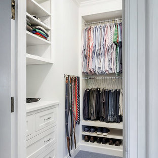Bild på ett litet vintage walk-in-closet för kvinnor, med luckor med infälld panel, vita skåp, heltäckningsmatta och blått golv