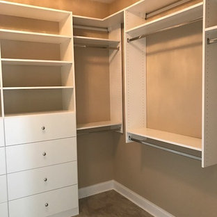 Klassisk inredning av ett mellanstort walk-in-closet för könsneutrala, med släta luckor, vita skåp, linoleumgolv och beiget golv