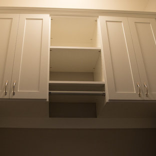 Foto di un piccolo spazio per vestirsi per donna stile americano con ante in stile shaker, ante in legno chiaro, parquet scuro e pavimento marrone