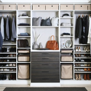 Inredning av ett modernt walk-in-closet för könsneutrala, med öppna hyllor, bruna skåp, ljust trägolv och beiget golv