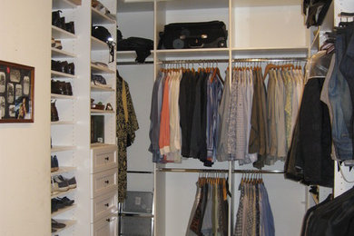 Imagen de vestidor unisex clásico grande con puertas de armario blancas, moqueta, armarios con paneles empotrados y suelo beige