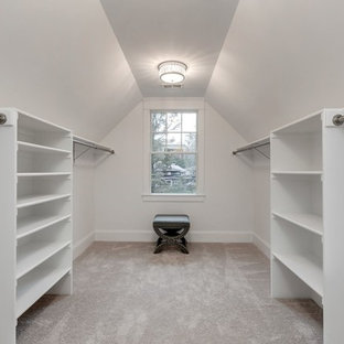 Foto på ett stort lantligt walk-in-closet för könsneutrala, med heltäckningsmatta