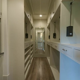 Inspiration för ett stort medelhavsstil walk-in-closet för män, med beige skåp och mellanmörkt trägolv