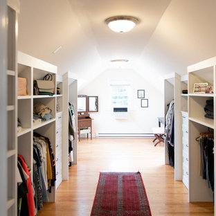 Diseño de armario y vestidor minimalista, grande, con suelo de madera clara