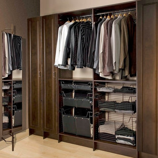 Immagine di una cabina armadio per uomo industriale di medie dimensioni con ante con bugna sagomata, ante in legno bruno, parquet chiaro e pavimento beige
