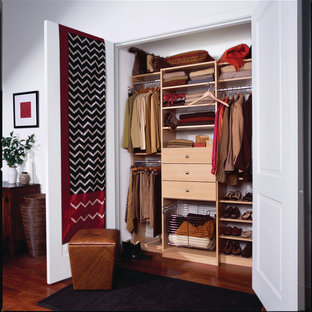 Diseño de armario unisex, clásico, de tamaño medio, con suelo de madera oscura, puertas de armario de madera clara y armarios con paneles lisos