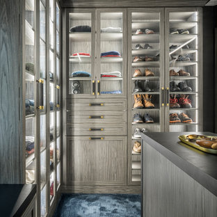 Bild på ett stort funkis walk-in-closet för män, med grå skåp, heltäckningsmatta, blått golv och luckor med glaspanel