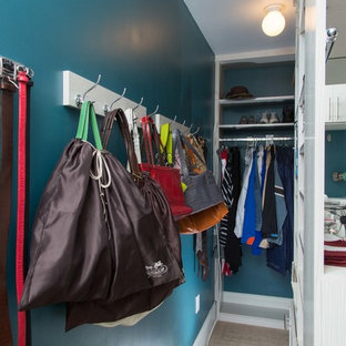 Esempio di una cabina armadio unisex contemporanea di medie dimensioni con ante lisce, ante bianche e moquette