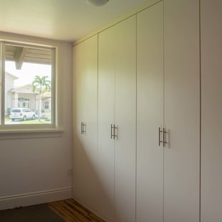 Idee per un armadio o armadio a muro unisex design di medie dimensioni con nessun'anta, ante bianche e pavimento in bambù