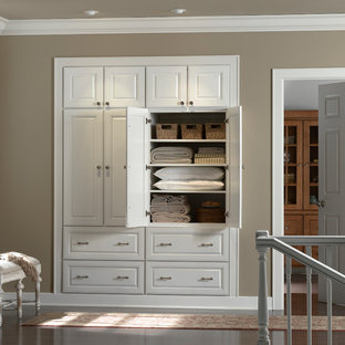Idee per armadi e cabine armadio stile shabby di medie dimensioni con pavimento in vinile