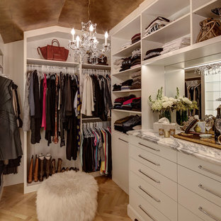 Diseño de vestidor de mujer, tradicional renovado, grande, con armarios con paneles lisos, puertas de armario blancas y suelo de madera clara